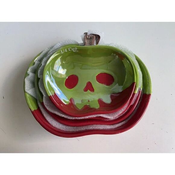 Set Of 4 Disney Halloween Villains Poisoned Apple Measuring Cups Iridescent NEW - Picture 8 of 16